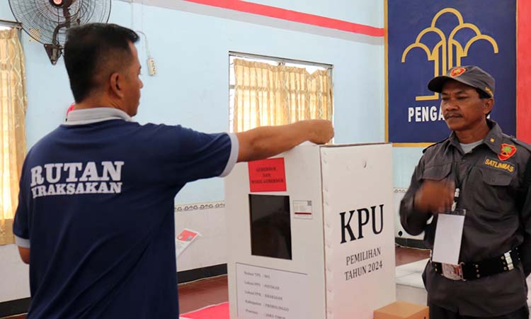 Seorang warga binaan Rutan Kraksaan memberikan hak suaranya. (Agus Faiz Musleh/ Radar Bromo)