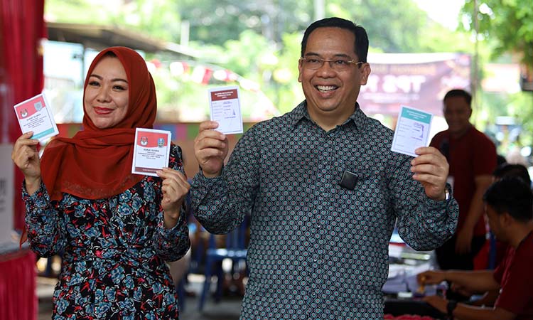 Dokter Aminuddin (kanan) dan Dokter Eva berpose usai menggunakan hak suaranya. (Zainal Arifin/ Radar Bromo)
