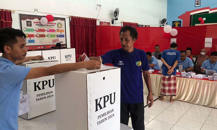 Salah seorang warga binaan sat menyalurkan hak suaranya di Lapas Probolinggo.