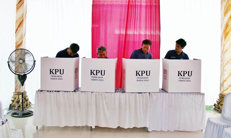 MENCOBLOS: WB Lapas IIB Pasuruan yang tengah mencoblos di Lapas Pasuruan. Mereka antusias untuk mengikuti pesta demokrasi daerah tersebut.