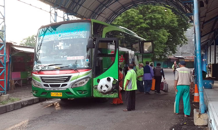 SEPI: Terminal Pandaan yang relatif sepi saat hari H pencoblosan. Banyak masyarakat yang memilih untuk berada di rumah ketimbang bepergian.