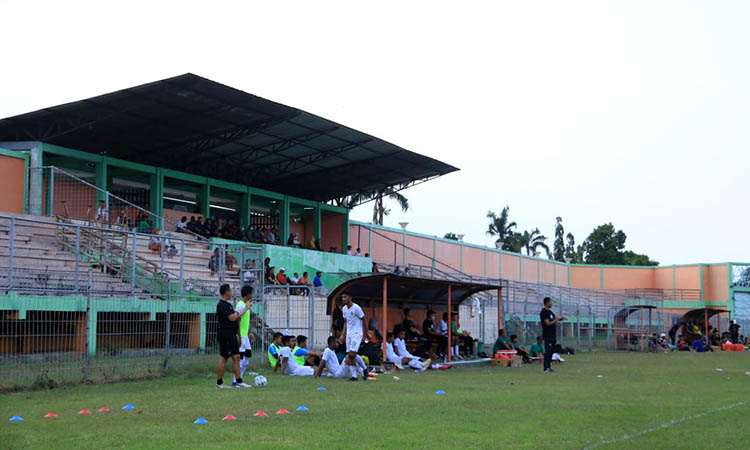 BUTUH SENTUHAN: Stadion R. Soedrasono Pogar yang membutuhkan sentuhan perbaikan. Sayangnya tahun depan, tidak ada anggaran.