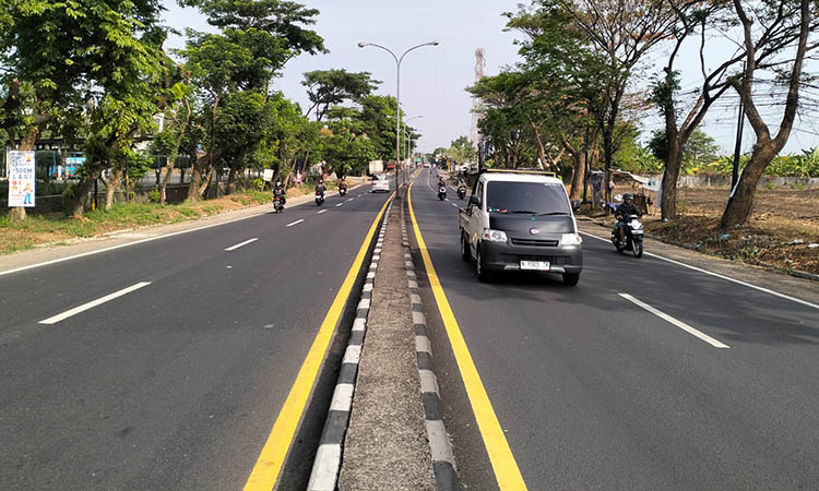 LENGANG: Ruas jalan Sukorejo-Pandaan yang tampak lebih lengang. Hari H pencoblosan, membuat jalanan di wilayah Kabupaten Pasuruan relatif sepi.