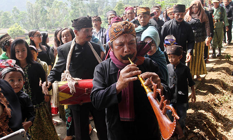 IRING-IRINGAN: Para warga saat mengikuti iring-iringan dalam kegiatan Unan-Unan. Ada yang menabuh gamelan hingga alat musik lainnya.