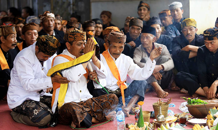 BERDOA: Pelaksaan doa bersama yang dilakukan warga Desa Sapikerep, Kecamatan Sukapura dalam upacara adat Unan-Unan.