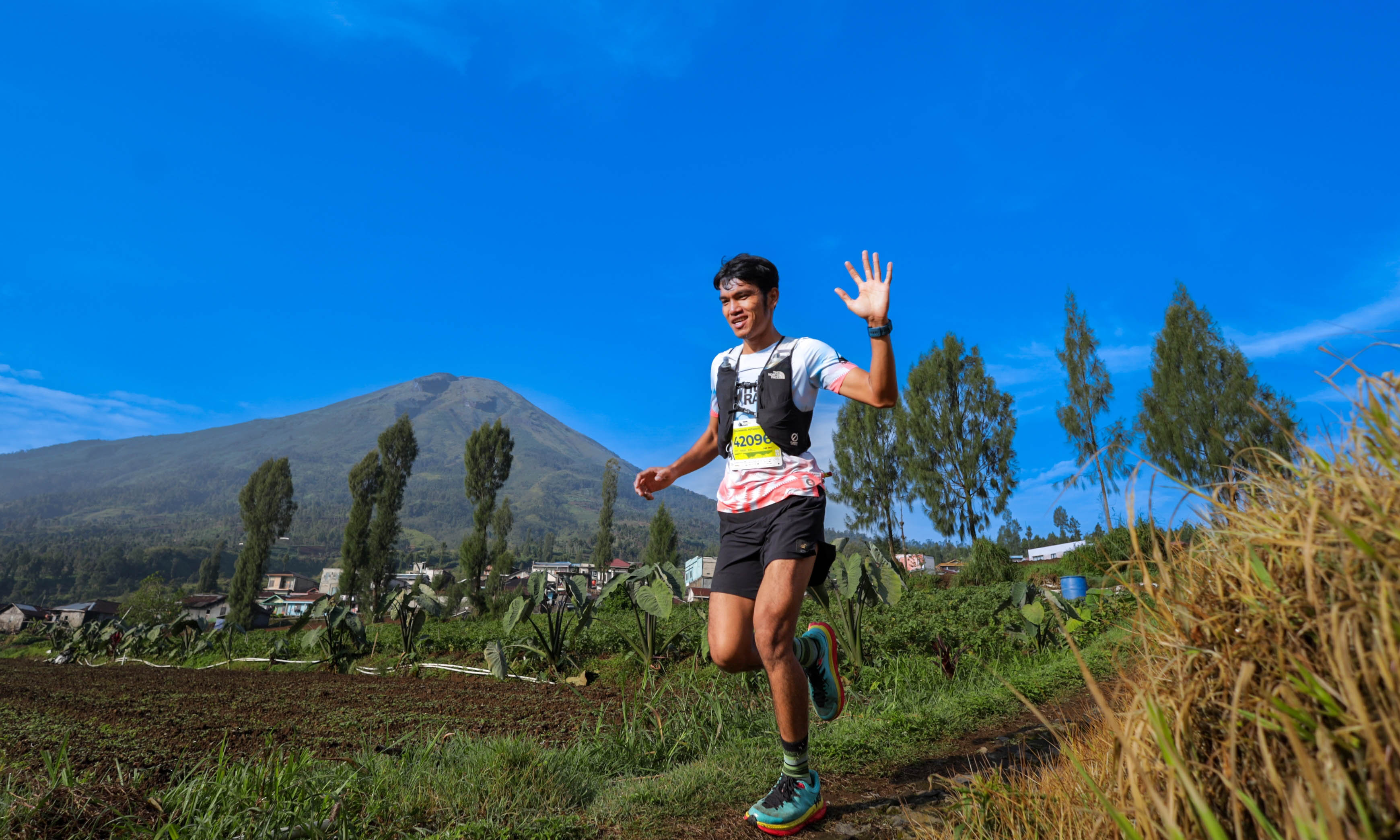 PEMANDANGAN INDAH: Nuel saat berloma di Dieng Caldera Race.