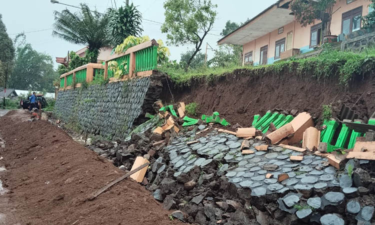 AMBROL: Tembok Penahan Tanah SDN Jimbaran 1 Kecamatan Puspo ambrol. Kondisi itu dipicu hujan deras yang mengguyur kawasan setempat.