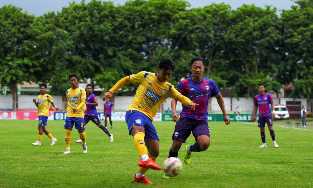 MENYERAH: Laga antara Rans Nusantara FC (kostum) ungu melawan Gresik United di Stadion Untung Suropati Minggu (1/12) sore.