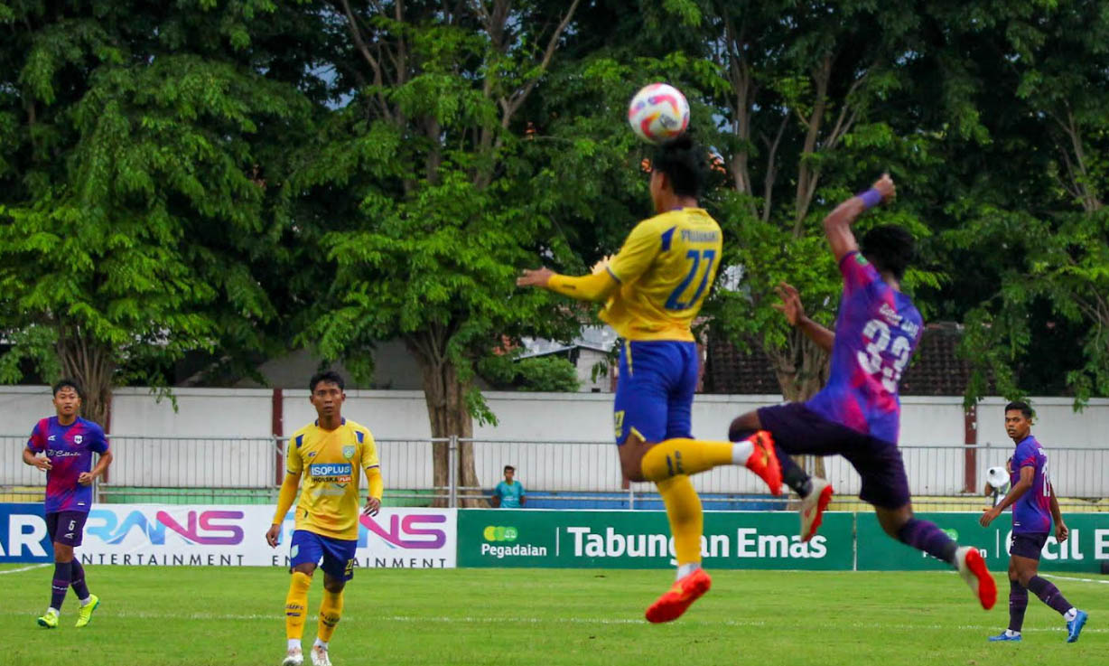 TAKLUK DI KANDANG: Laga antara Rans Nusantara FC (kostum) ungu melawan Gresik United di Stadion Untung Suropati Minggu (1/12) sore.