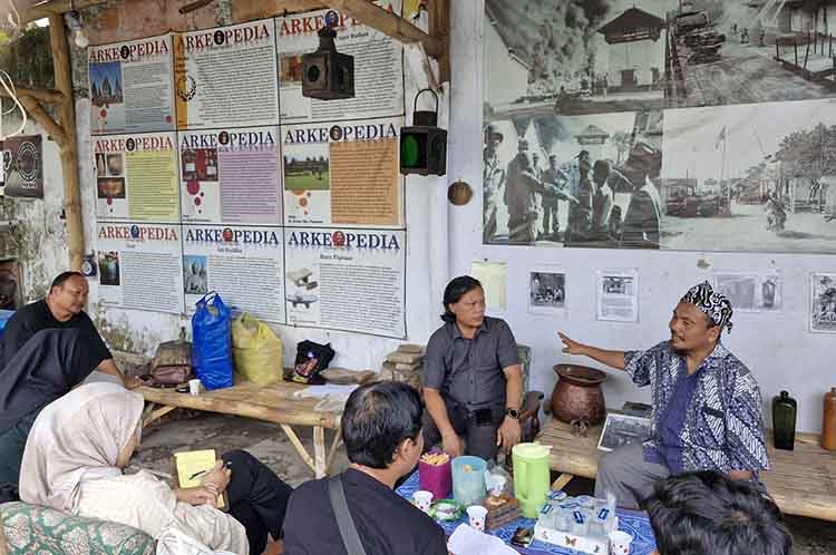 DISKUSI: Dinas Pendidikan dan Kebudayaan (Disdikbud) Kota Probolinggo, pegiat sejarah, dan Balai Pelestarian Kebudayaan (BPK) Wilayah XI Jawa Timur melakukan pendataan atas ketan kratok, Selasa (26/11