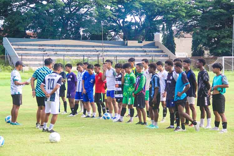 SELEKSI: Sejumlah peserta mengikuti seleksi terbuka Persipro 54 di Stadion Bayuangga, Selasa (26/11).