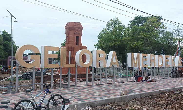 TINGGAL SEDIKIT: Tampak depan Stadion Gelora Merdeka dengan ikon Candi Jabung.  &nbsp;