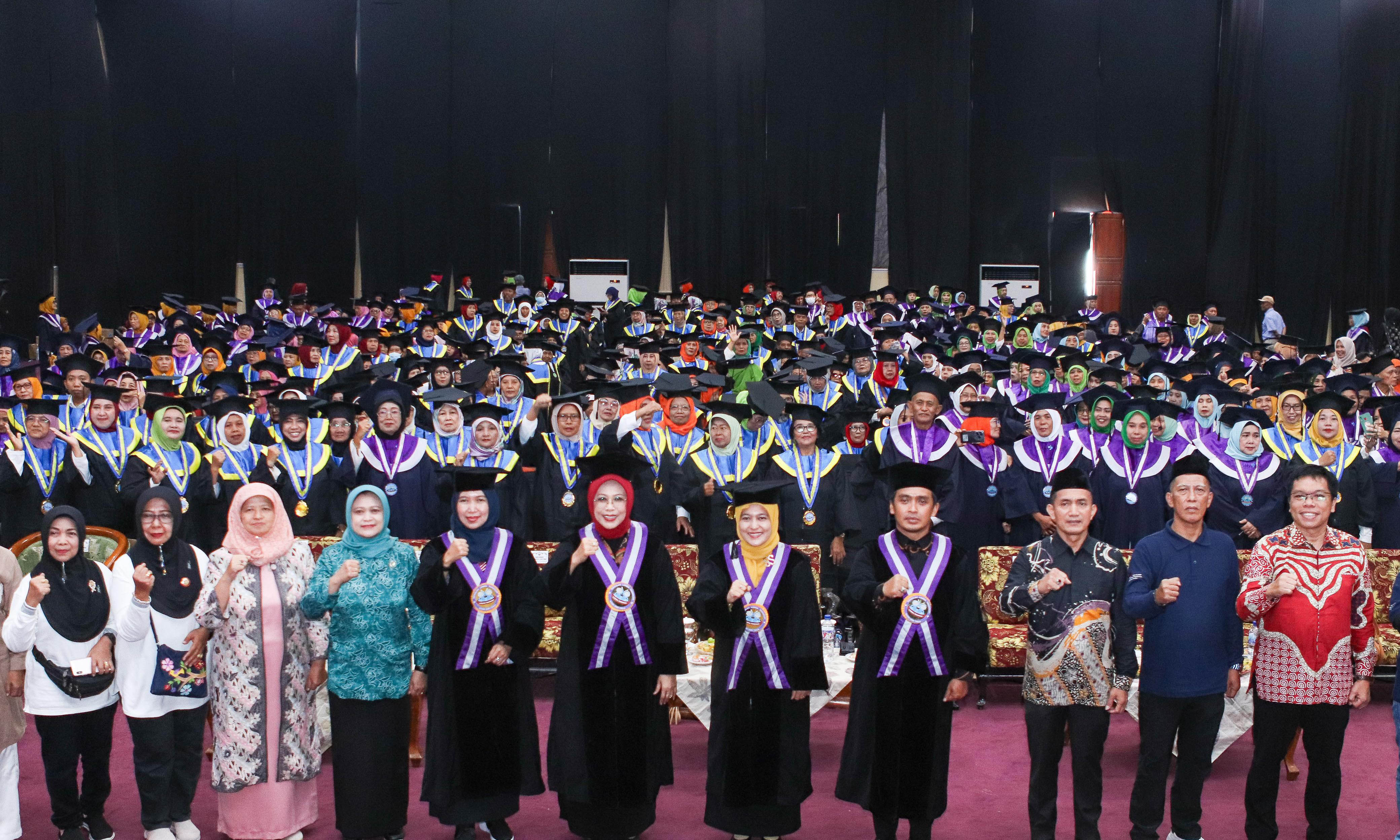 RATUSAN ORANG: Kemeriahan Wisuda Sekolah Lansia Tangguh (selantang) yang digelar di Gedung Kesenian Darmoyudo yang menjadi wisuda selantang terbesar se-Indonesia. (Dinas Kominfotik for Radar Bromo)