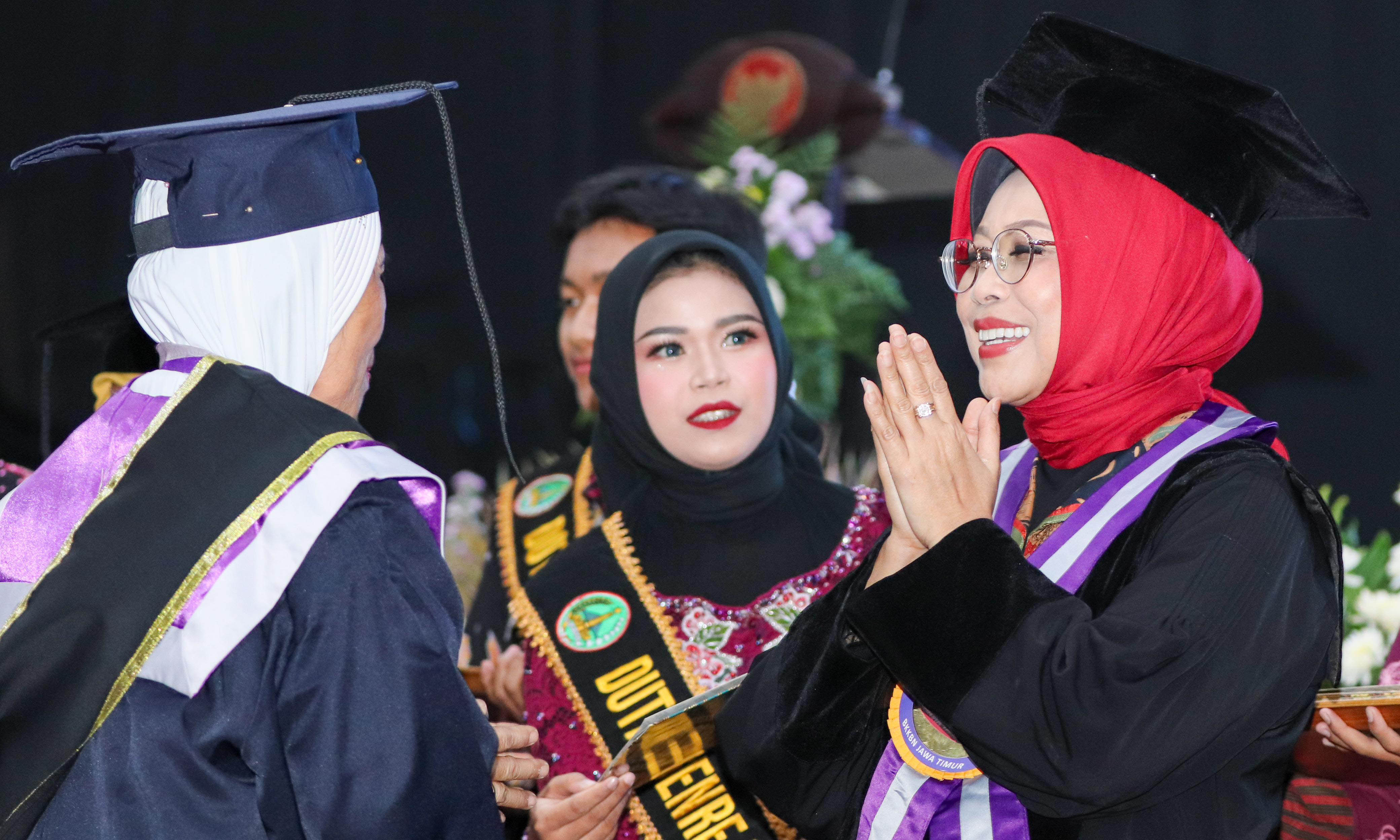 KEMBALI KE PASURUAN: Istri Menteri Sosial Dra. Hj. Fatma Saifullah Yusuf yang turut hadir dalam wisuda selantang 2024 di Kota Pasuruan. (Dinas Kominfotik for Radar Bromo)