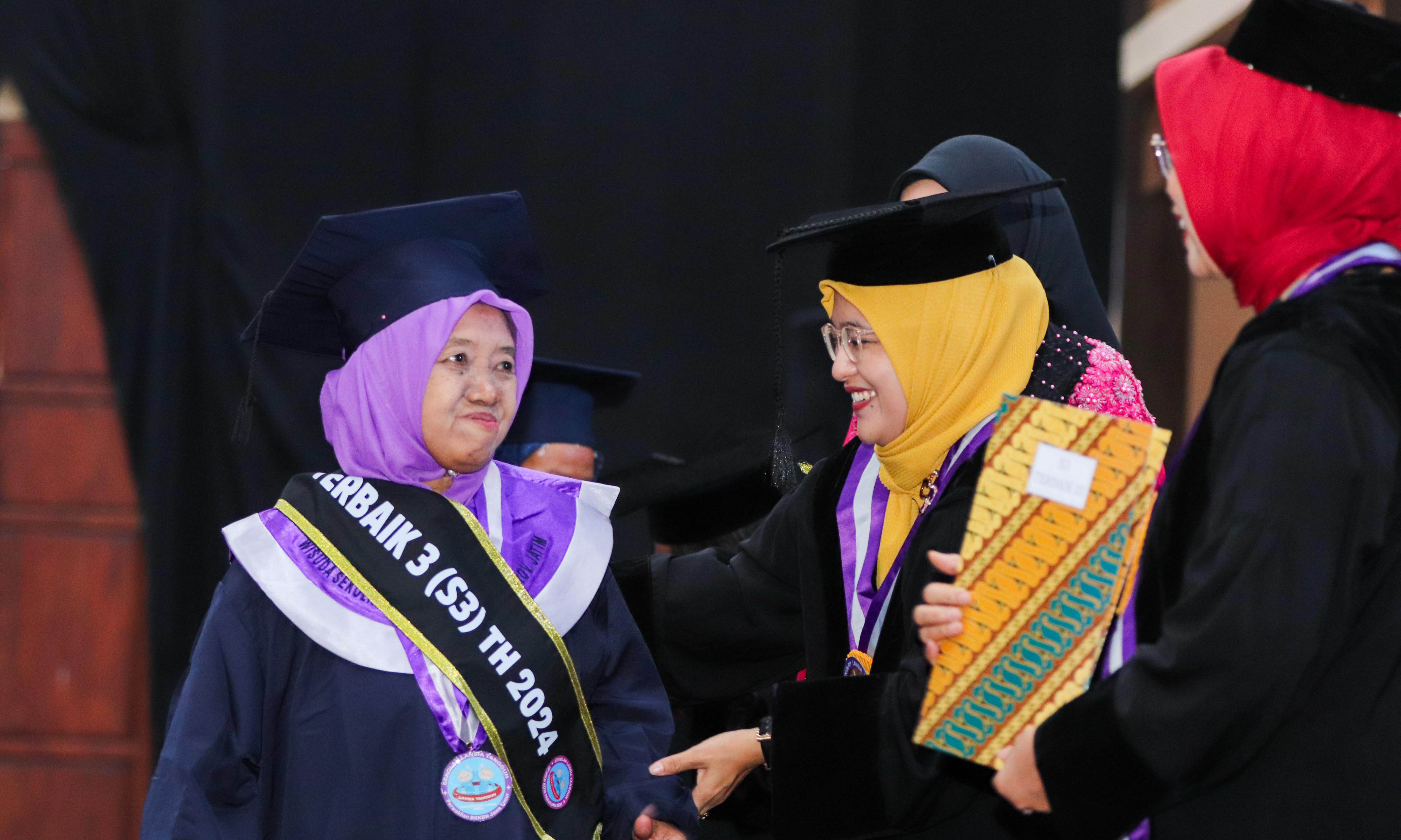 TERBAIK KETIGA: Istri Plt Wali Kota Pasuruan Suryani Firdaus Adi Wibowo S.Sos,I.,M.I.Kom ikut mewisuda selantang Sabtu (30/11). (Dinas Kominfotik for Radar Bromo)