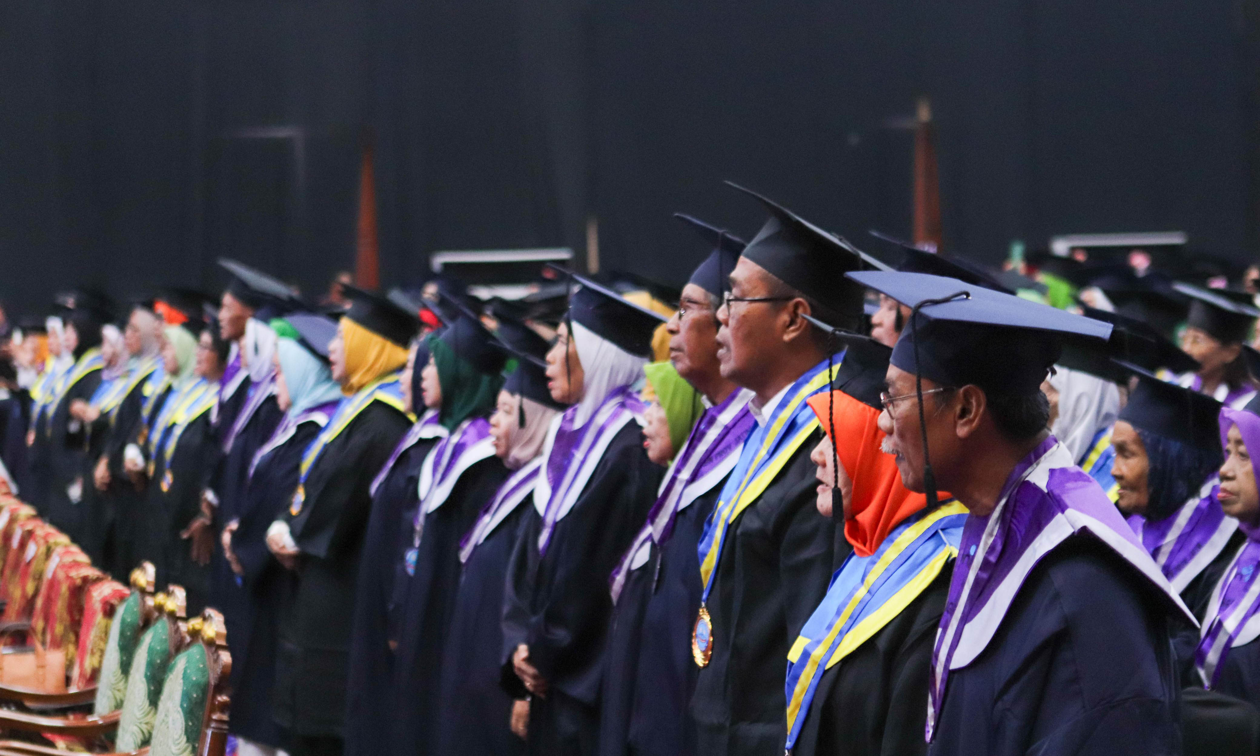 LANSIA TANGGUH: Sebanyak 627 wisudawan dari selantang yang merupakan wisuda sekolah lansia terbesar se-Indonesia. (Dinas Kominfotik for Radar Bromo)