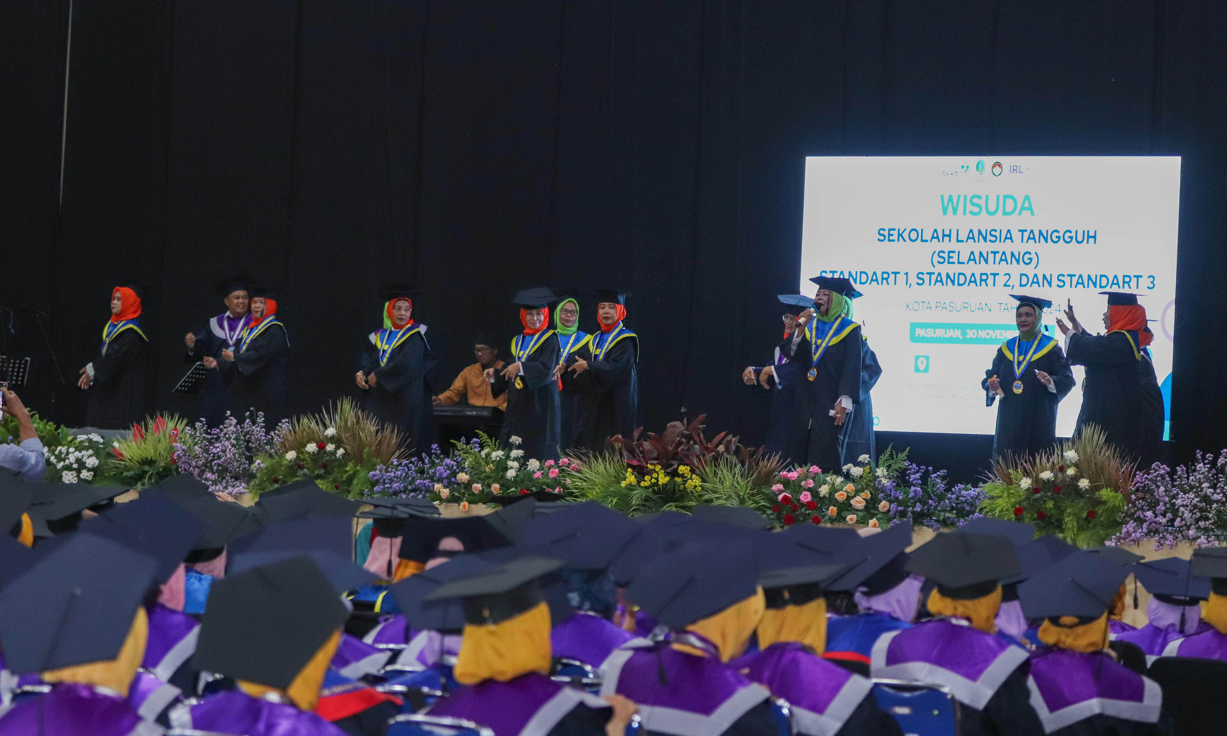 HIBURAN: Persembahan Medley dari wisudawan selantang 2024. (Dinas Kominfotik for Radar Bromo)