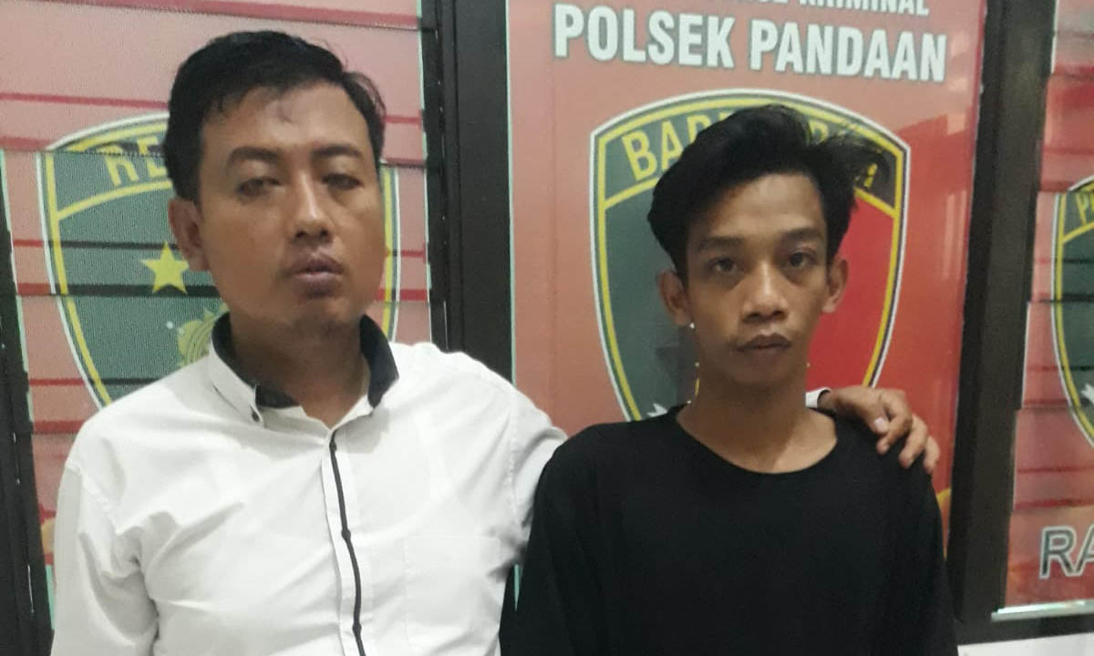 GELAP MATA: Ratsanjani Firmansyah (kaos hitam), tersangka pencurian uang tunai ratusan juta saat diperiksa di Mapolsek Pandaan.