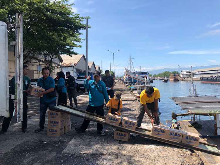KOMPAK: PAPDESI Kabupaten Probolinggo menyalurkan bantuan air minum ke Desa Gili Ketapang, Kecamatan Sumberasih, Selasa (3/12).