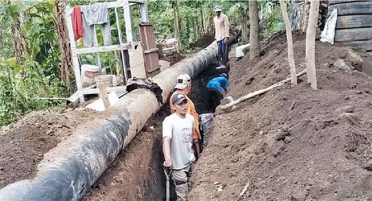 DIKEBUT: Sejumlah pekerja menggarap perbaikan pipa SPAM Tancak di Kecamatan Tiris, Kabupaten Probolinggo. Proyek ini ditarget rampung bulan ini.