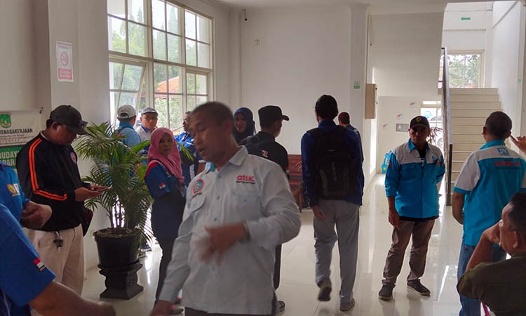 DATANGI DISNAKER: Kalangan serikat pekerja dari KSPSI dan KSPI Kabupaten Pasuruan saat mendatangi Disnaker Kabupaten Pasuruan di Bangil.