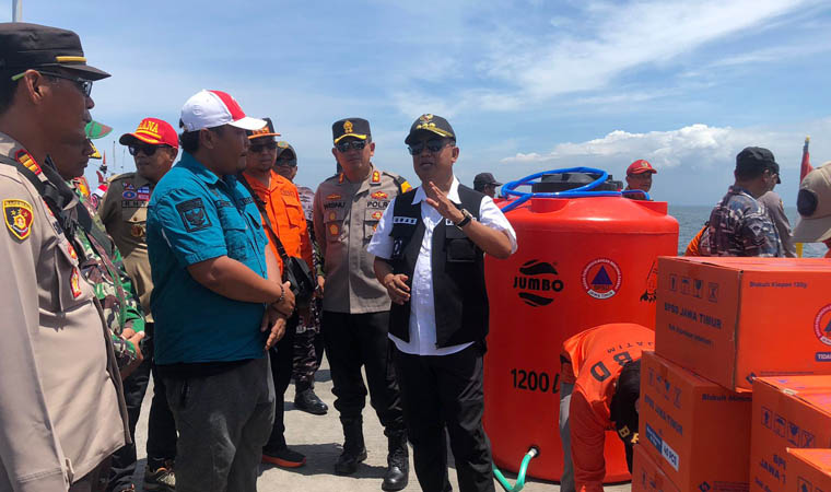 BANTUAN: Penjabat (Pj) Bupati Probolinggo, Ugas Irwanto bersama Kapolres Probolinggo, AKBP Wisnu Wardana dan Kalaksa BPBD Kabupaten Probolinggo, Oemar Sjarief saat menyalurkan sejumlah bantuan.