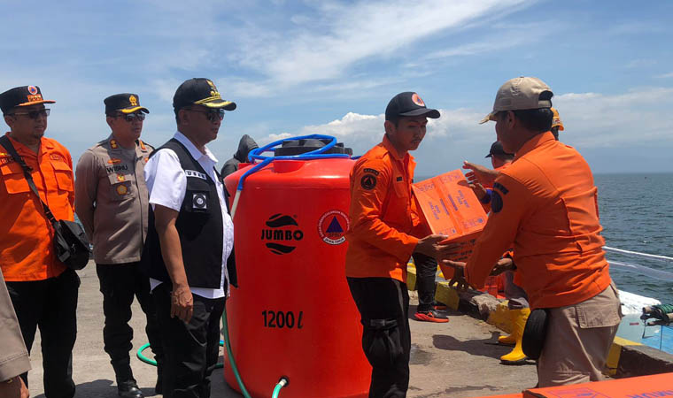 BANTUAN: Penjabat (Pj) Bupati Probolinggo, Ugas Irwanto bersama Kapolres Probolinggo, AKBP Wisnu Wardana dan Kalaksa BPBD Kabupaten Probolinggo, Oemar Sjarief saat menyalurkan sejumlah bantuan.