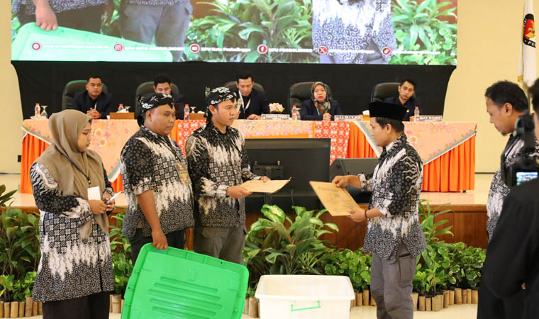 HITUNG: Suasana rekapitulasi KPU Kota Probolinggo yang digelar Selasa (3/12).
