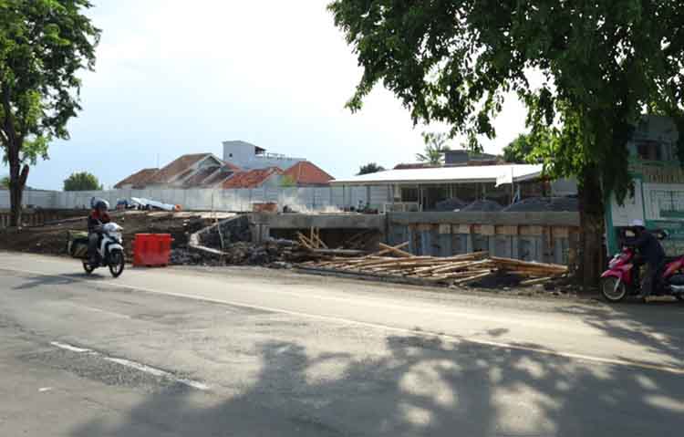 DIKEBUT: Pembangunan jembatan dan rest area GERAI UMKM di Kecamatan Kademangan, Kota Probolinggo, terus dikebut.
