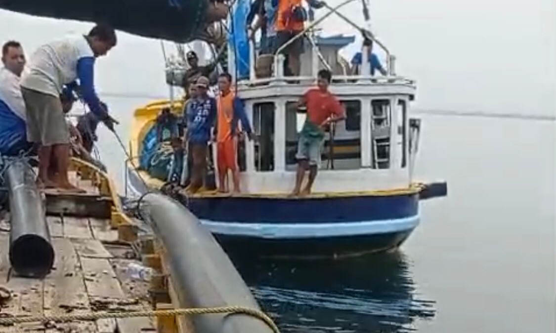 PENUH TANTANGAN: Proses penyambungan pipa bawah laut jalur distribusi air bersih menuju Pulau Gili Ketapang yang dilakukan Perumdam Tirta Argapura, Jumat (6/12).