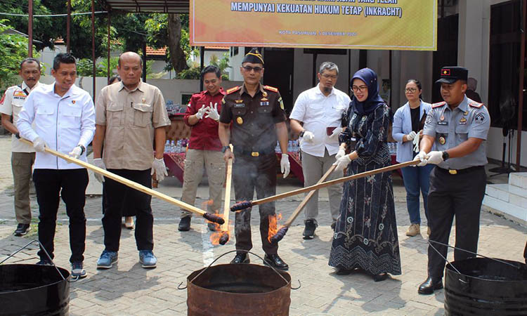 DIBAKAR: Pemusnahan BB yang dipimpin oleh Kajari Kota Pasuruan, Douglas Pamino Nainggolan. Pemusnahan dilakukan dengan cara dibakar, serta dihancurkan dengan alat potong.