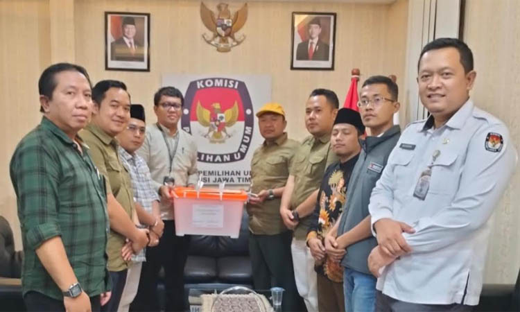 BERIKAN: terlihat sejumlah petugas KPU Kabupaten Probolinggo menyerahkan ba hasil KWK Gubernur maupun Bupati, Pilkada Probolinggo ke KPU Provinsi Jawa Timur, Kamis (5/12)