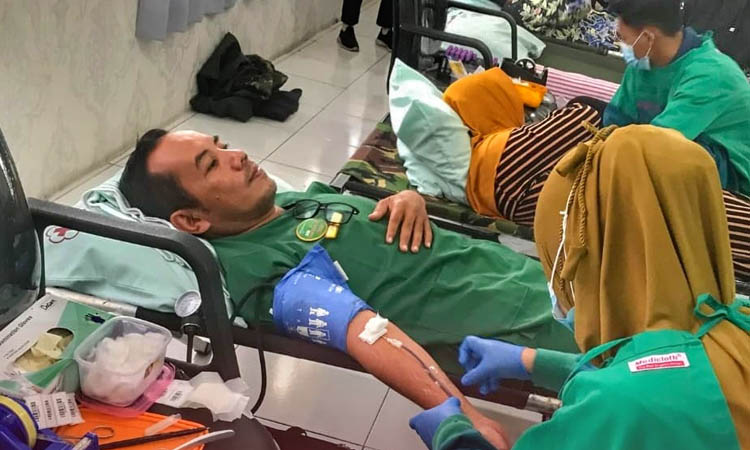 DONOR: Petugas UDD PMI Kabupaten Probolinggo melakukan donor darah di Kecamatan Kraksaan beberapa waktu lalu. Stok darah yang ada saat ini hanya bertahan empat hari.