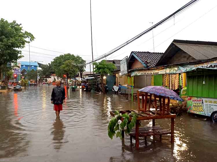 BANJIR: Jalan Dr. Soetomo Kraksaan, tegenang air. Genangan ini ditenggarai karena aliran air dari Stadion Gelora Merdeka Kraksaan.