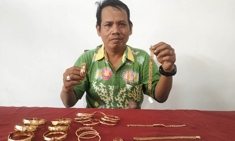 IMITASI: Yunus bersama kerajinan buatannya.