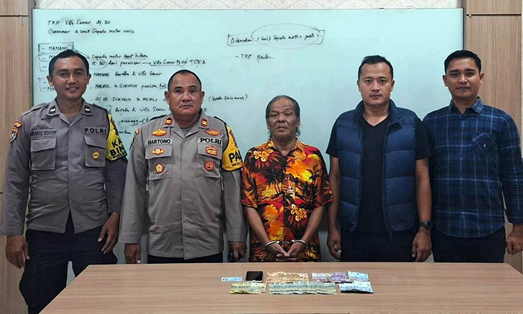 DIAMANKAN: Tersangka perjudian togel, Toyib, 53, (tengah) warga Dusun Payak, Desa Candiwates, Kecamatan Prigen, harus meringkuk di penjara setelah diamankan petugas.