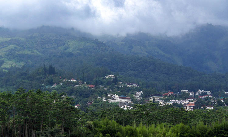MENDUNG: Kawasan Gunung Arjuno yang diselimuti awan. Memasuki penghujan, ancaman bencana muncul. Termasuk puting beliung.