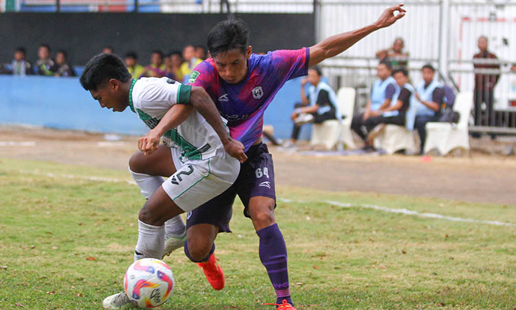 BAKAL BERAT: Gelandang Rans Nusantara FC Guntur Ariyadi (kanan) saat menghadapi pemain Deltras Sidoarjo di putaran pertama. Kedua tim bakal bertemu lagi di Blitar,