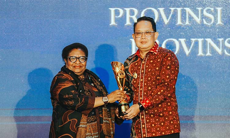 Penjabat (Pj) Gubernur Jawa Timur Adhy Karyono (kanan) saat menerima Penganugerahan Innovative Government Awards (IGA) 2024  dari Wakil Menteri Dalam Negeri RI Ribka Haluk