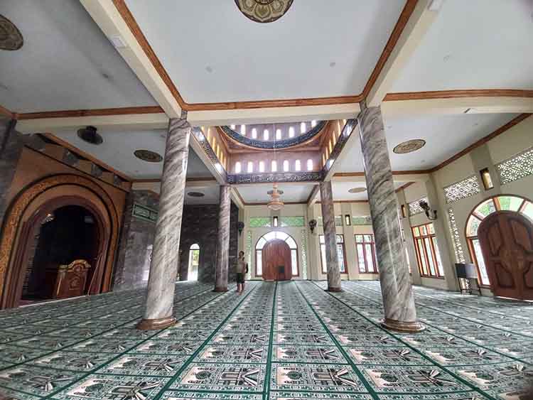 NYAMAN: Bagian interior Masjid Al-Hidayah di Makodim 0820, dihiasi dengan lafal Alquran.