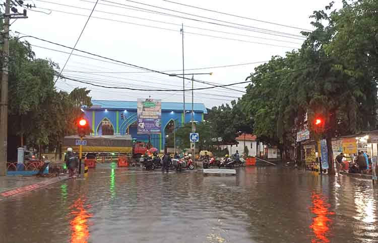 BANJIR: Jalan Dr. Soetomo, Kecamatan Kraksaan, banjir saat hujan deras, Jumat (6/12). Banjir genangan terjadi karena drainase dan afur menyempit.