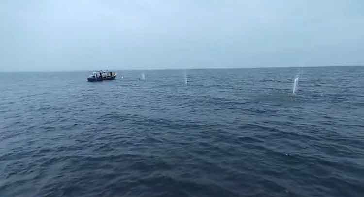 LANCAR: Hembusan udara dari pipa air baru yang menghungkan daratan Probolinggo-Desa Gili Ketapang, mengeluarkan angin yang membuat air layaknya air mancur.