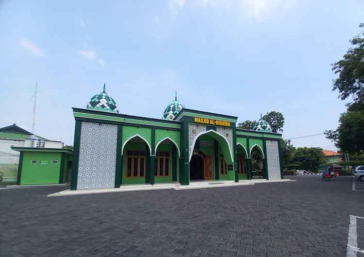ISLAMI: Tampak fasad Masjid Al-Hidayah di Makodim 0820, di Jalan Panglima Sudirman, Kota Probolinggo, yang didominasi warna hijau