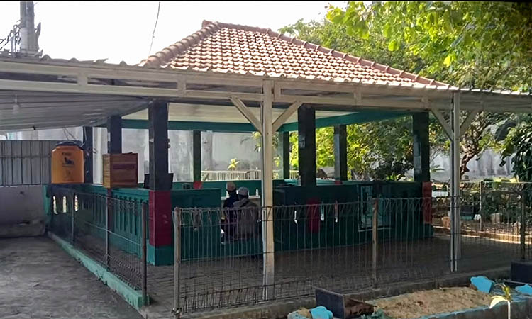 JEMAAH: Suasana makam Mbah Lembu yang banyak dikunjungi jemaah untuk berkirim doa.