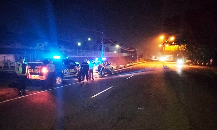 PATROLI: Petugas kepolisian saat melakukan patroli malam hari. Hal ini untuk mengantisipasi aksi penyerangan segerombolan remaja.