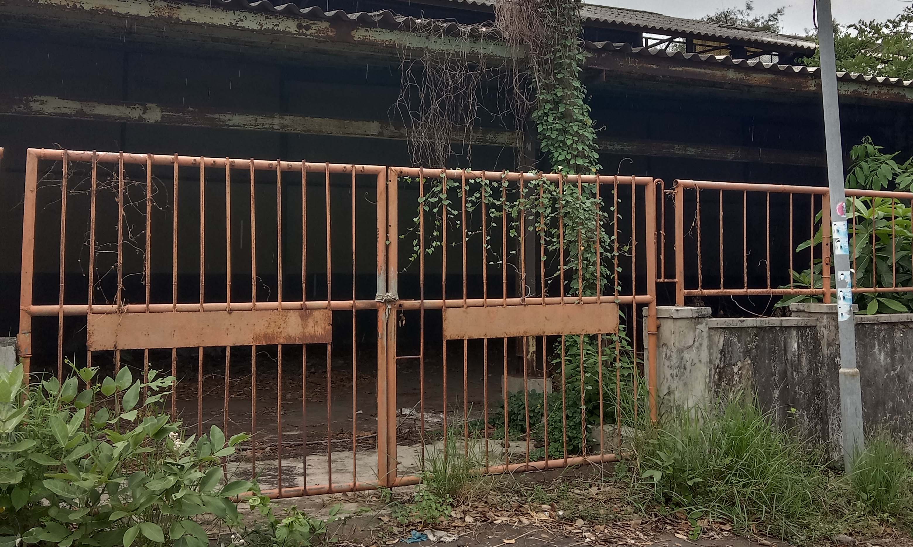2.	RAPAT: Tidak ada aktivitas karyawan. Karena pabrik setempat telah dinyatakan pailit. Terlihat, pagar rapat menutupi pabrik.