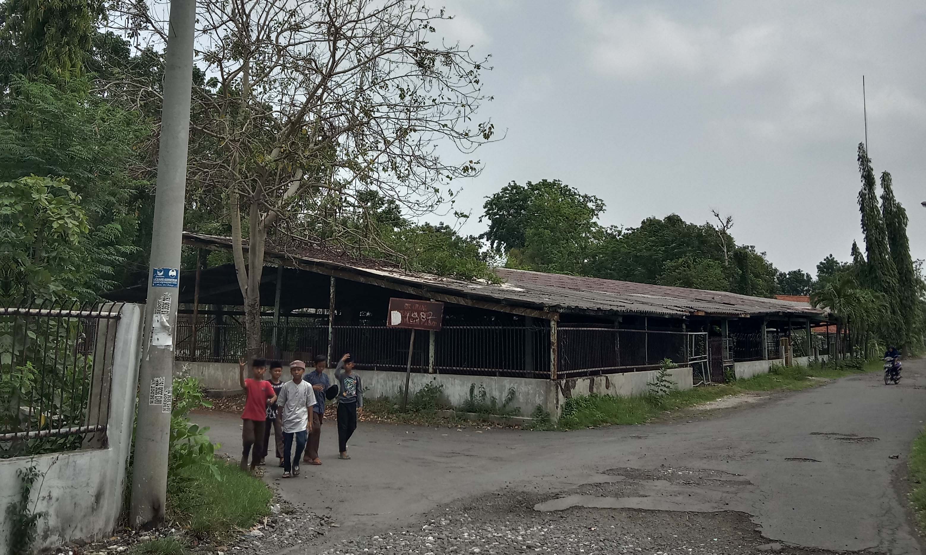3.	TERBENGKALAI:  Jalan di area pabrik kertas Leces, Kabupaten Probolinggo yang rusak. Menambah kesan terbengkalainya kawasan setempat.