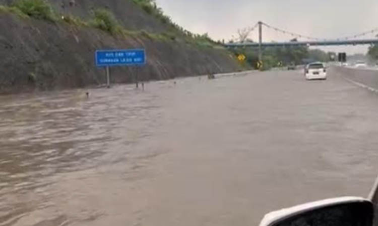 TERGENANG: Jalan Tol Pandaan - Malang Km 67 B arah Malang ke Surabaya, trang tergenang air. Lokasinya di Desa Pager, Kecamatan Purwosari terendam air.