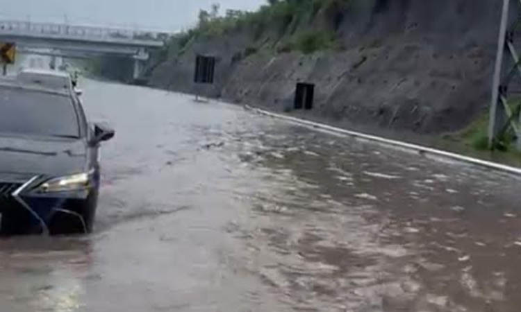 SEPERTI DI PERAIRAN: Jalan Tol Pandaan - Malang Km 67 B arah Malang ke Surabaya, trang tergenang air. Lokasinya di Desa Pager, Kecamatan Purwosari terendam air.