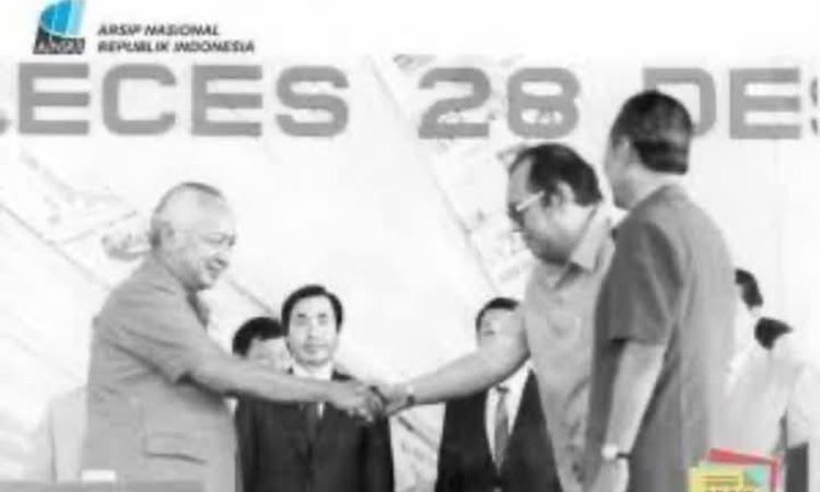1.	DIKENAL: Kunjungan Presiden Soeharto ke pabrik kertas Leces pada 28 Desember 1985. Pabrik setempat menjadi salah satu pabrik kertas yang terbesar di Asia.